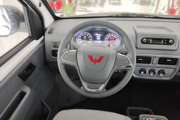 Used Wuling Yangguang 2025 Model 400km Bus Edition—Comfort Edition