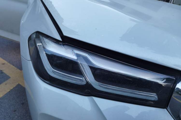 Used BMW 5 Series New Energy 2022 Restyled 535Le Pioneer Edition M Sport Package Right Front Headlight