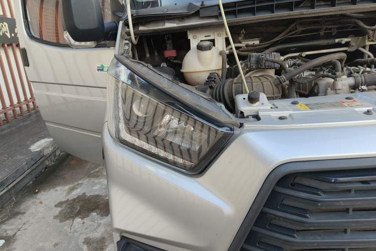 Used JMC Transit 2019 2.8T Commercial Version Short Wheelbase Mid-Roof 6-Seater China VI JX493