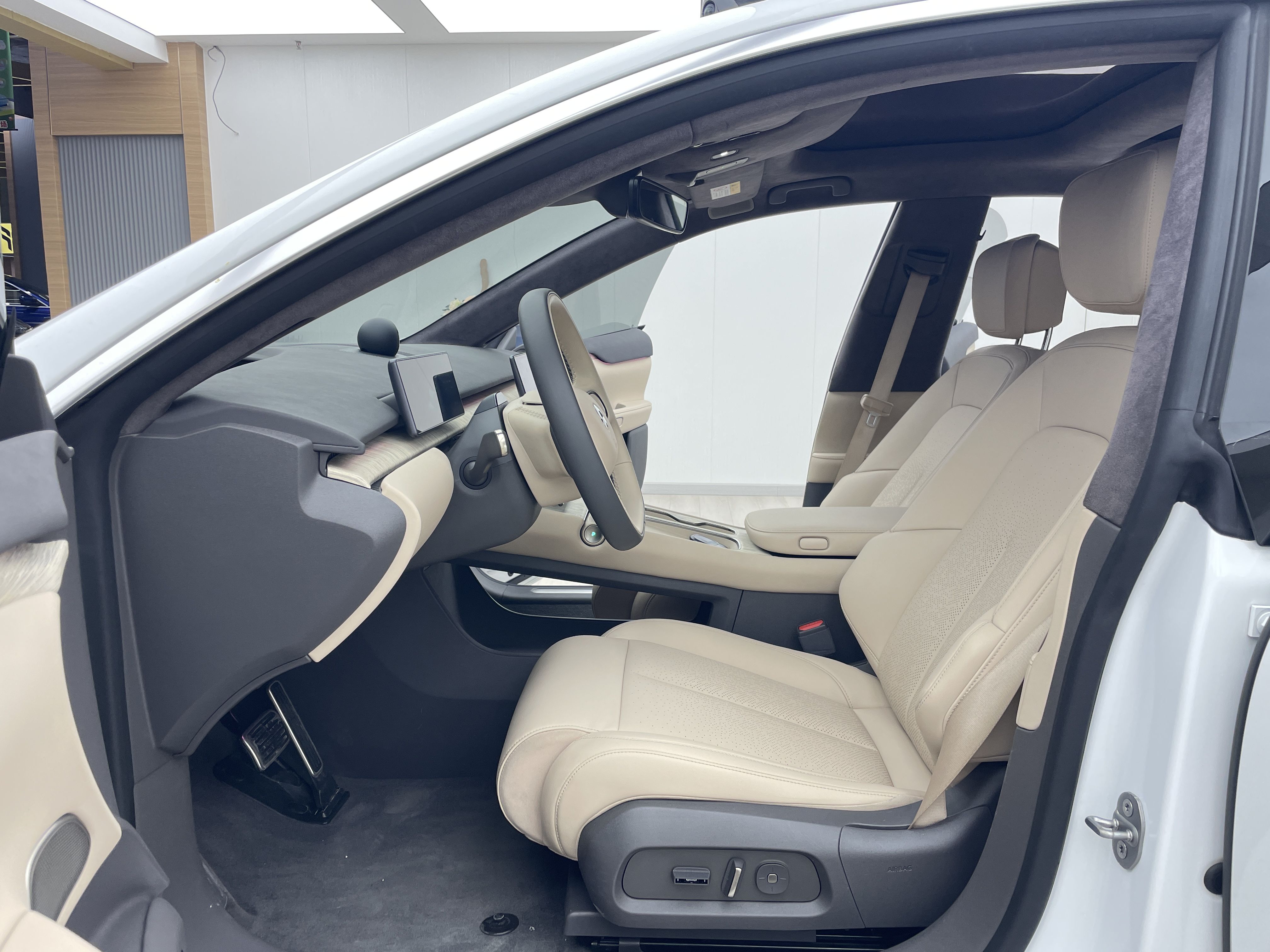 المقاعد الأمامية داخل السيارة