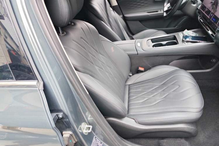 Used Fengyun A8L 2025 1.5 TGDI 145 km Luxury Version Right Front Seat