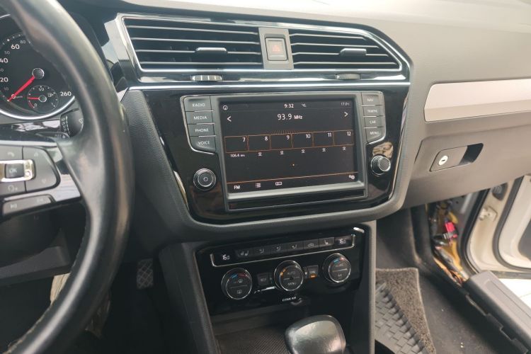 Used Volkswagen Tiguan L 2017 330TSI Automatic Two-Wheel Drive Luxury Edition Audio And AC Panel