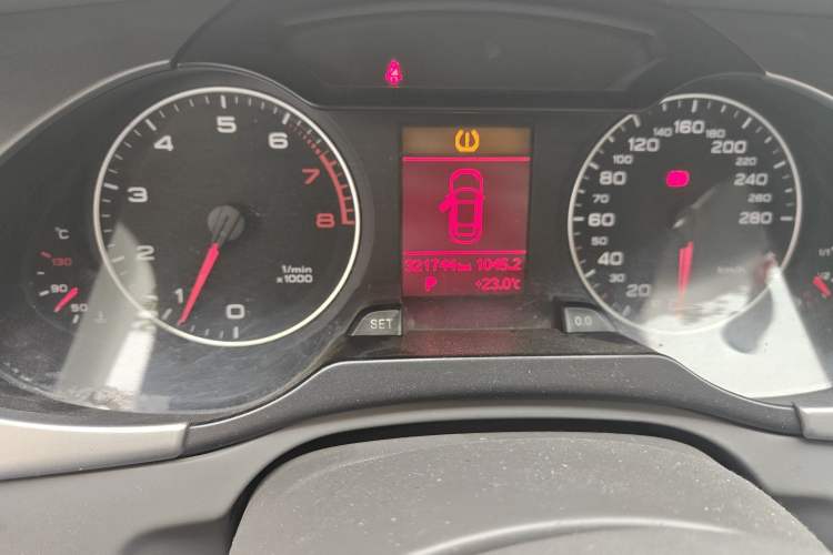 Used Audi A4L 2010 2.0 TFSI Standard Edition Odometer Close Up