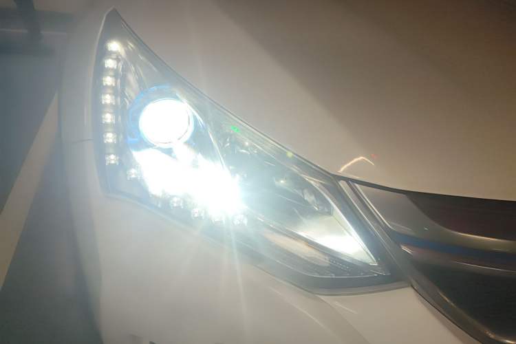 Used BYD Song New Energy 2017 Song DM 1.5TID All-Wheel Drive Luxury Model Right Front Headlight