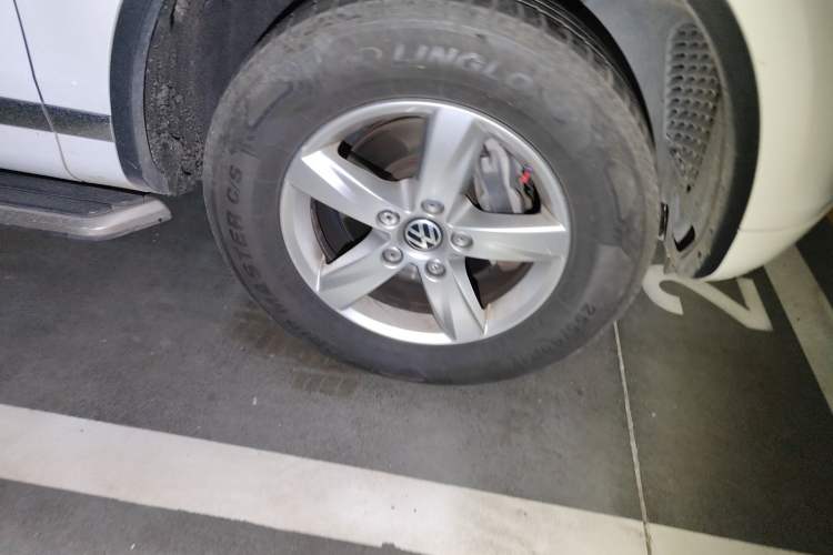 Used Volkswagen Touareg 2015 3.0 TSI Comfort Model Right Front Wheel Hub