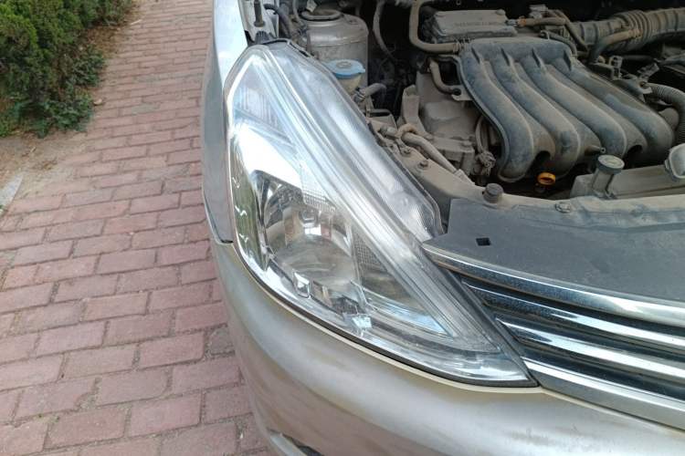 Used Nissan Livina 2013 1.6XE Manual Comfort Edition Right Front Headlight