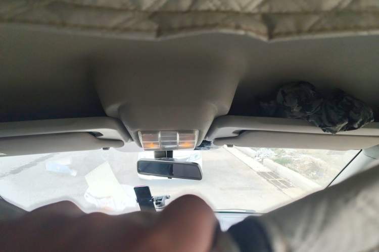 Used SAIC MAXUS Xintu V80 2019 2.5T Classic Model 6-Speed Manual Aotong Long Wheelbase Mid-Height 7-Seater
