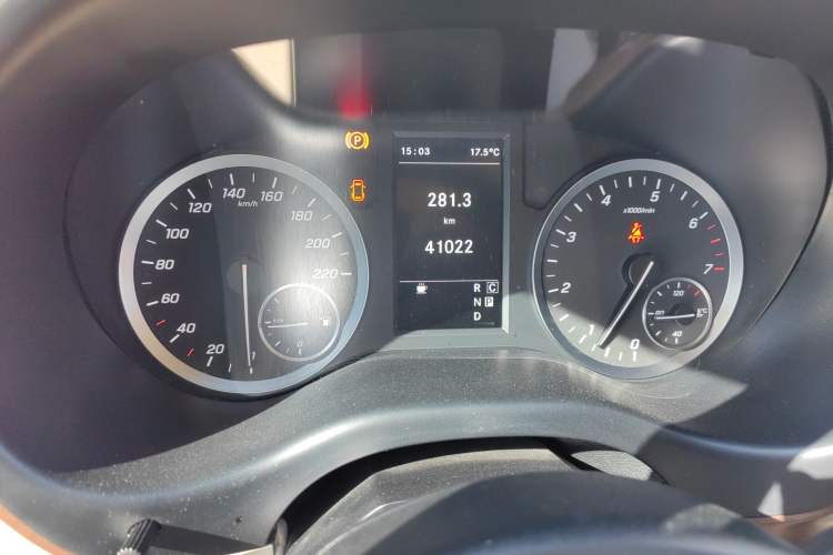 Used Mercedes-Benz Vito 2023 2.0T Elite Version 7 Seats Odometer Close Up