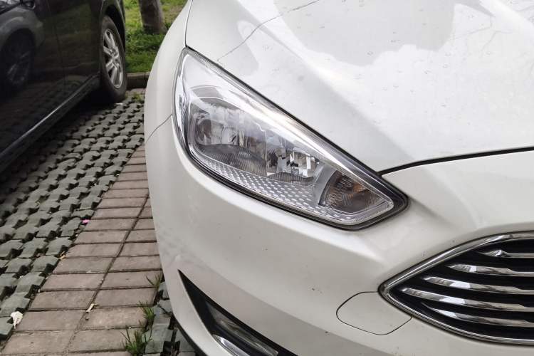 Used Ford Focus 2015 Sedan 1.6L Manual Fashion Edition