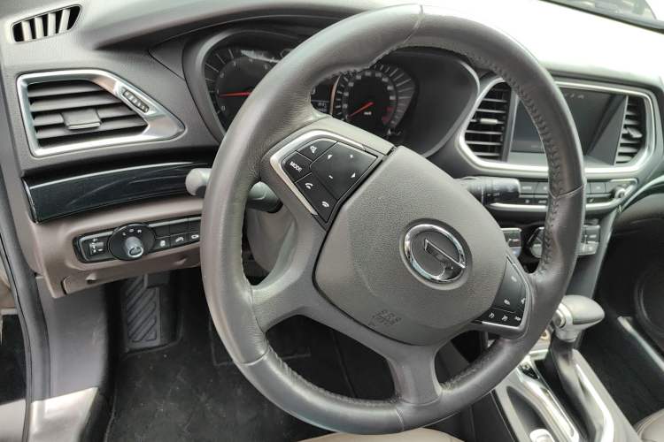 Used GAC Trumpchi GS4 2017 235T Automatic Two-Wheel Drive Luxury Smart Connectivity Version Steering Wheel