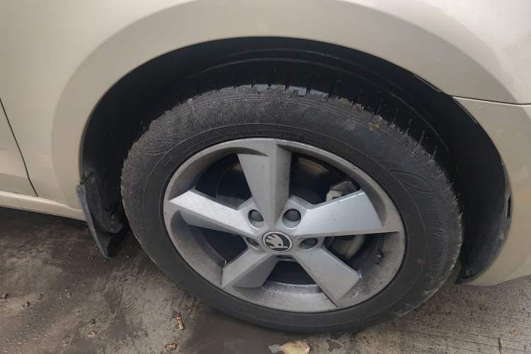 Used Skoda Octavia 2015 1.6L Manual Yijie Edition Right Front Wheel Hub