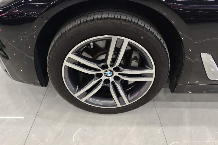 Used BMW 5 Series 2023 530Li Leading Edition Luxury Package Left Front Wheel Hub