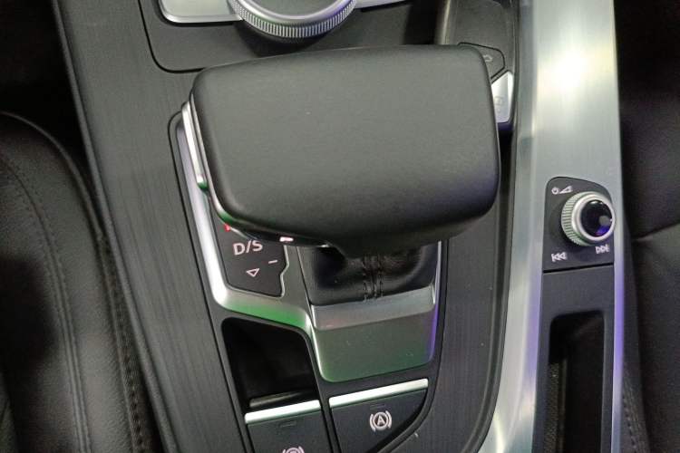 Used Audi A4L 2019 40 TFSI Fashion Edition China VI Emission Standard Gear Lever