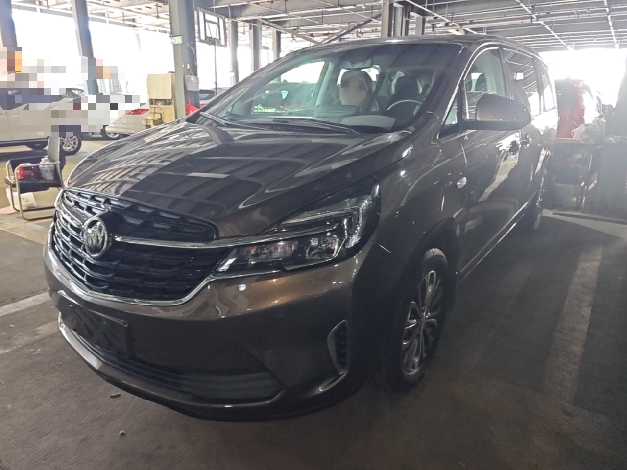 Под передней частью автомобиля