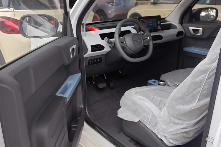 Used Geely Galaxy Panda 2024 Panda Mini 200km Endurance Bear Driver Seat