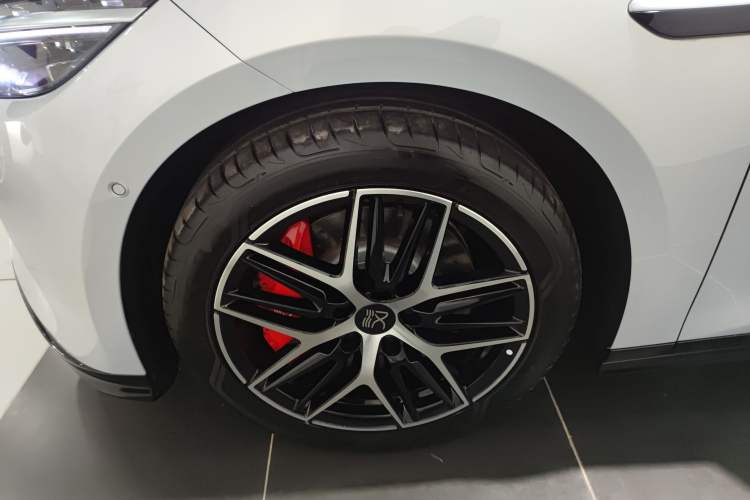 Used BYD Han L 2025 EV Four-Wheel Drive LiDAR Flagship Model Left Front Wheel Hub