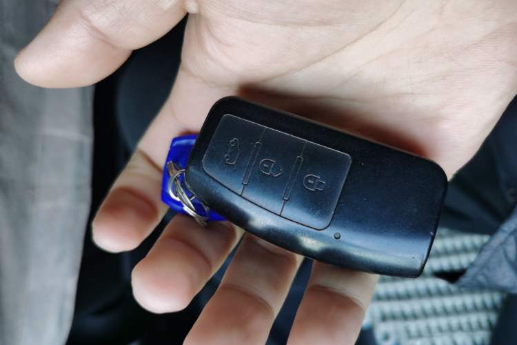 Used JMC Yusheng S350 2016 2.4T Automatic 2WD Diesel Luxury Version with Sunroof 5 Seats Vehicle Key