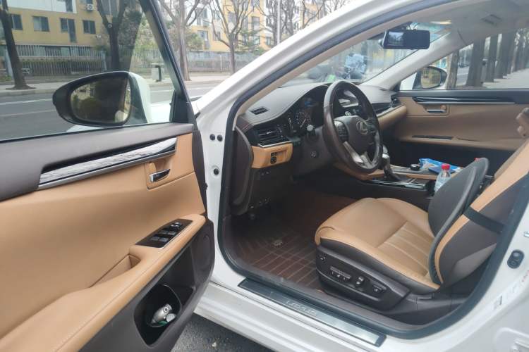 Used Lexus ES 2015 300h Comfort Edition