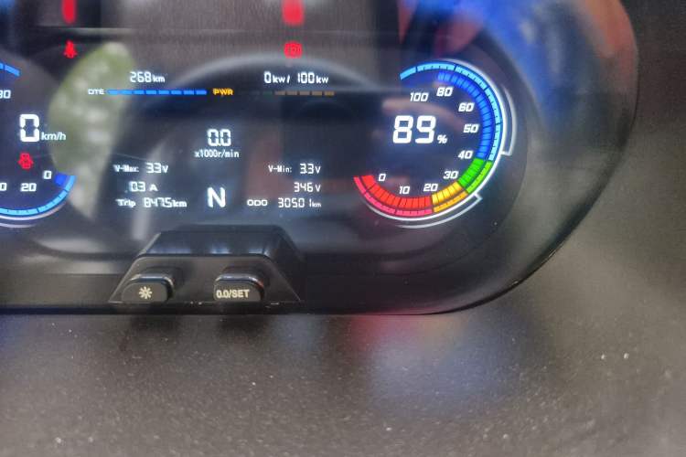 Used CHANGAN KAICHENG Ruixing EM80 2025 Model Elite 6-Seater 300 km Hinged Doors Odometer Close Up