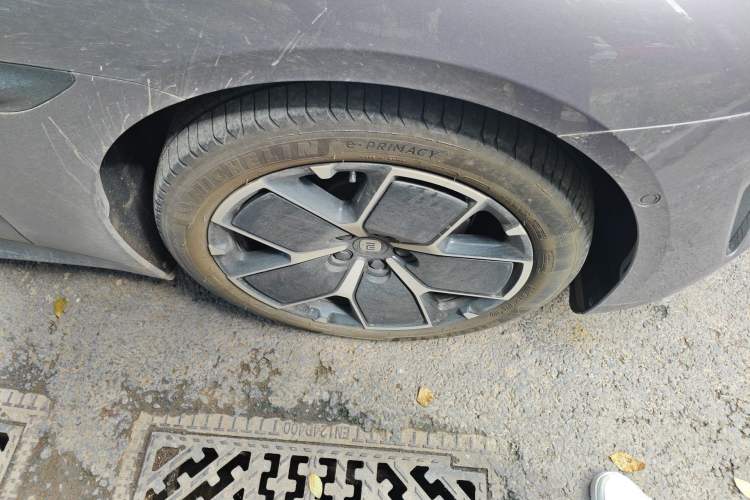 Used Xiaomi Auto SU7 2024 Rear-Drive Ultra-Long Range Advanced Pro-Level Intelligent Driving Version Right Front Wheel Hub