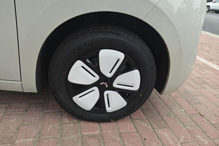 Used Wuling Hongguang MINIEV 2025 Four-Door Version Advanced Edition Right Front Wheel Hub