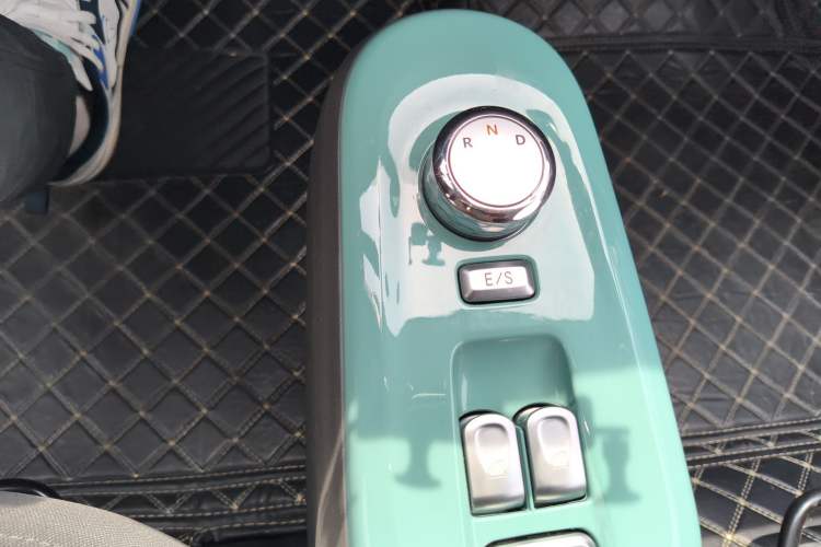 Used CHANGAN NEVO Lumin 2022 155 km – Refreshingly Sweet Edition Gear Lever