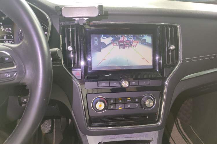 Used Roewe RX5 2016 Revised Version 20T Two-Wheel Drive Manual Transmission Luxury Edition
