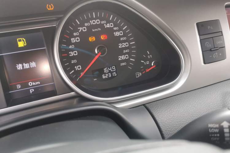 Used Audi Q7 2014 35 TFSI Sport Edition Odometer Close Up