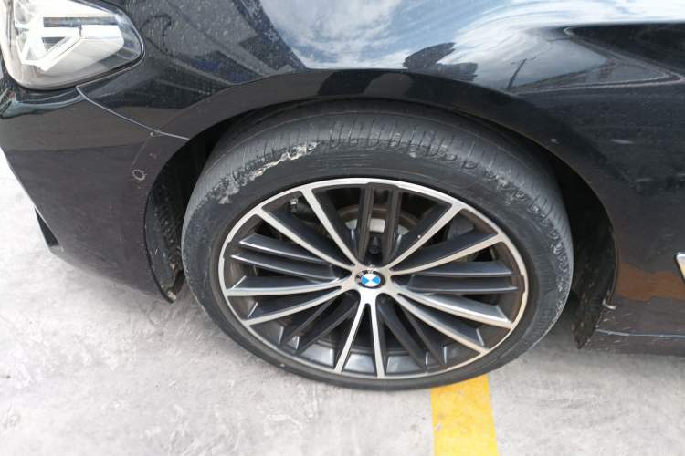 Used BMW 5 Series 2022 530Li Leading Model M Sport Package Left Front Wheel Hub