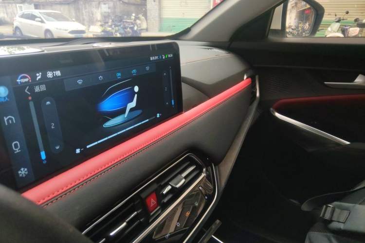 Used SOL X8 2021 300T DCT Leading Smart Connectivity Version 6 Seats Audio And AC Panel