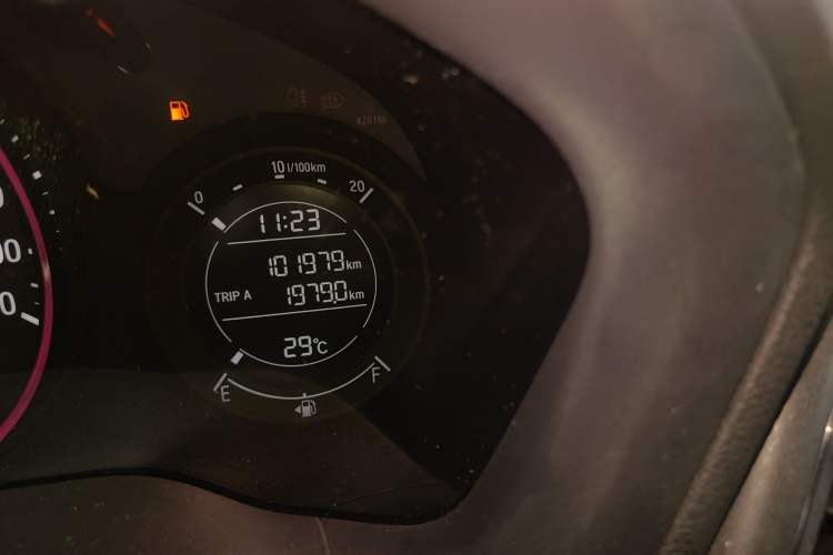 Used Honda Vezel 2015 1.5L CVT two-wheel drive Comfort trim Odometer Close Up