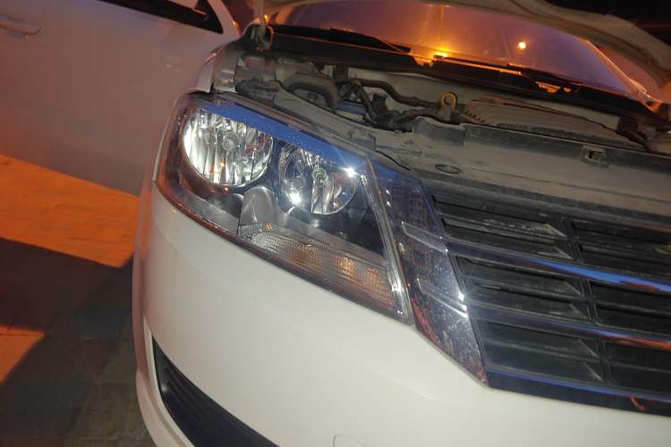 Used Volkswagen Gran Lavida 2013 1.6L Manual Fashion Model Right Front Headlight