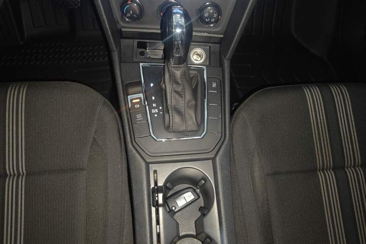 Used Volkswagen Lamando 2015 230TSI DSG Fashion Edition Gear Lever