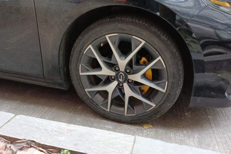 Used GAC Trumpchi EMPOW 2021 270T DCT J15 Version Right Front Wheel Hub