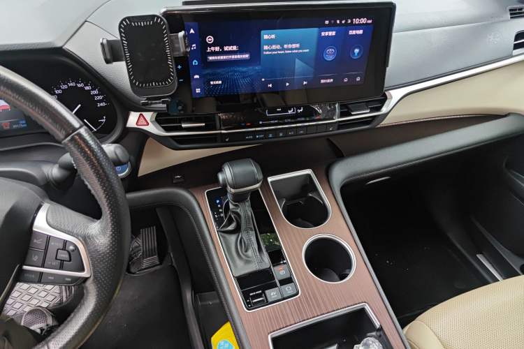 Used Toyota Granvia 2022 2.5L Hybrid Premium Edition
