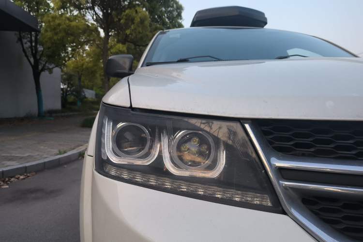 Used Dodge Journey 2013 2.4L Two-Wheel Drive Luxury Version Right Front Headlight