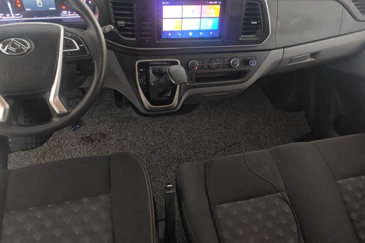 Used SAIC MAXUS Xintu V80 2024 Aoyuntong 6AMT Long Wheelbase Ultra-Low Roof 127 Ps Available in 6/7/8/9-Seater Configurations