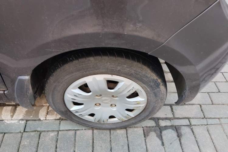 Used Dongfeng Fengon 330 2014 1.5L Manual Utility Version DK15 Right Front Wheel Hub