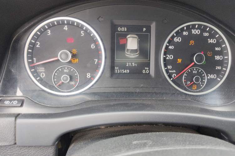 Used Volkswagen Tiguan 2015 1.8TSI Automatic Two-Wheel Drive Luxury Model Odometer Close Up