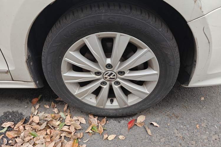 Used Volkswagen Sagitar 2015 1.6L Automatic Comfort Model Right Front Wheel Hub