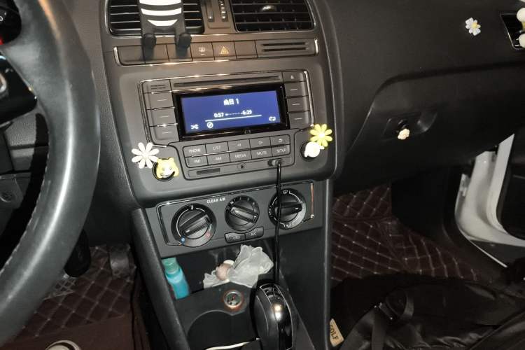 Used Volkswagen Polo 2016 1.6L Automatic Comfort Model Audio And AC Panel