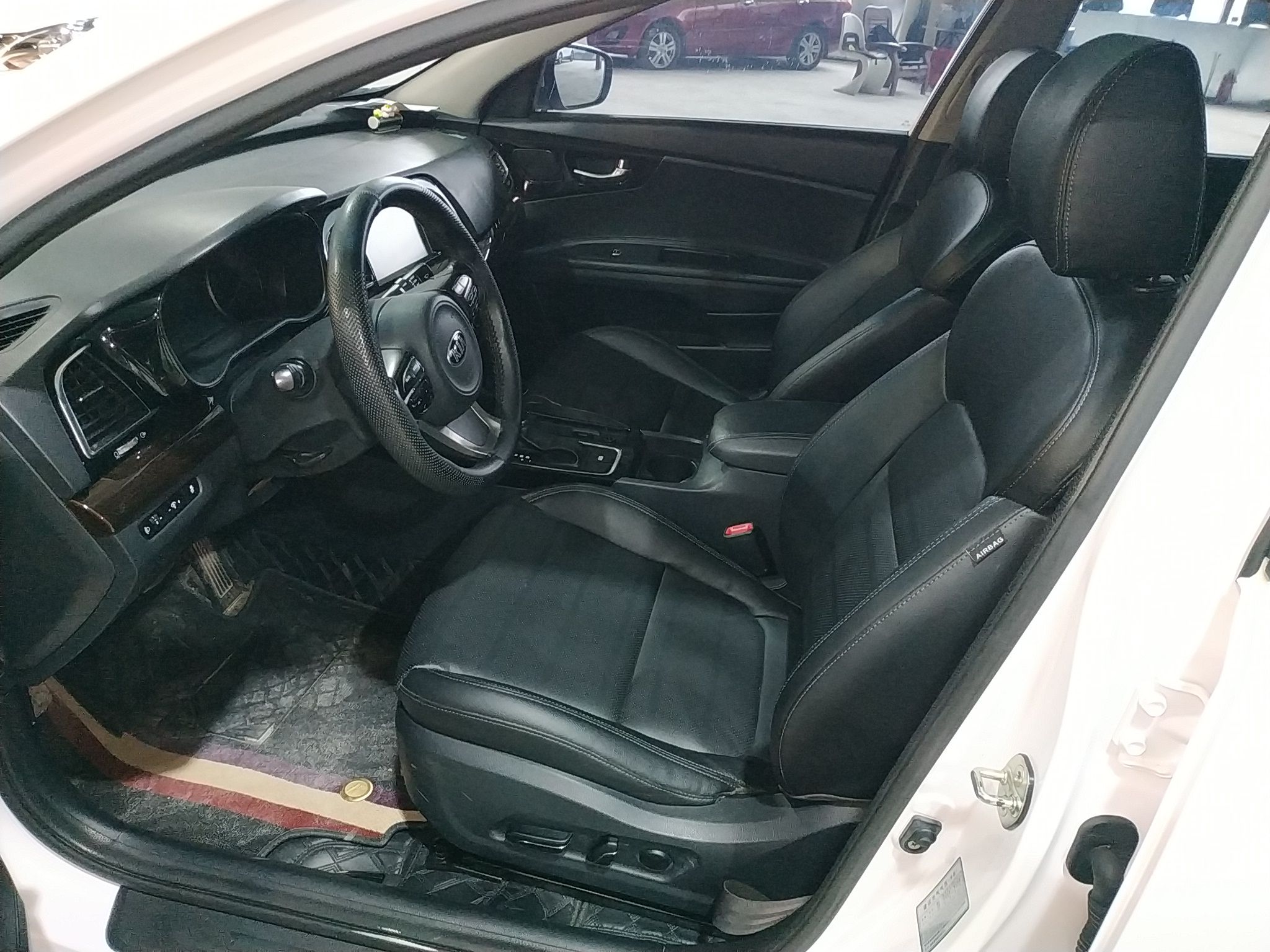 Переднее сиденье в автомобиле