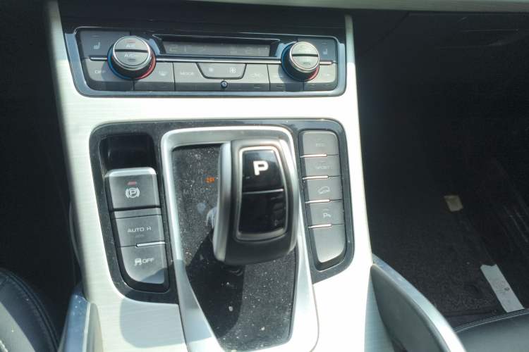 Used Geely Auto Emgrand X7 Sport 2020 1.8TD DCT Two-Wheel Drive Smart Connect 4G-Enabled Version Gear Lever