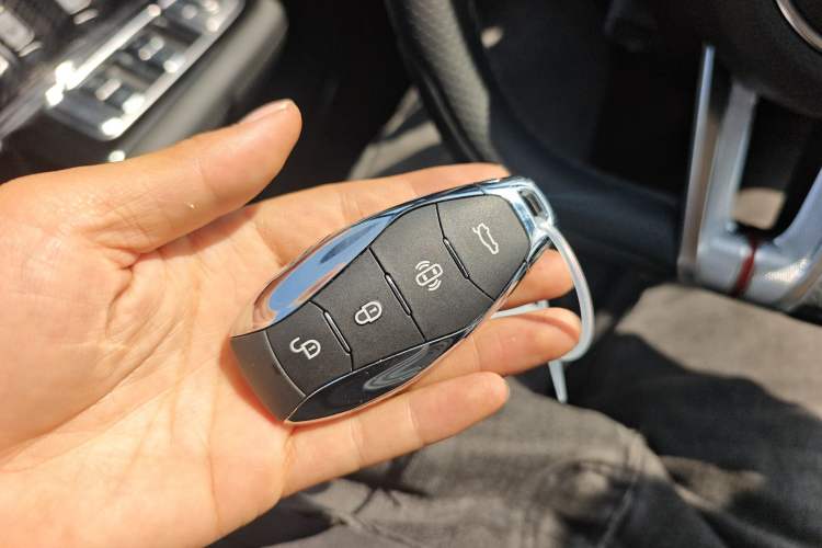 Used Hongqi HS3 2025 Model 1.5T Zhiwei Edition Vehicle Key