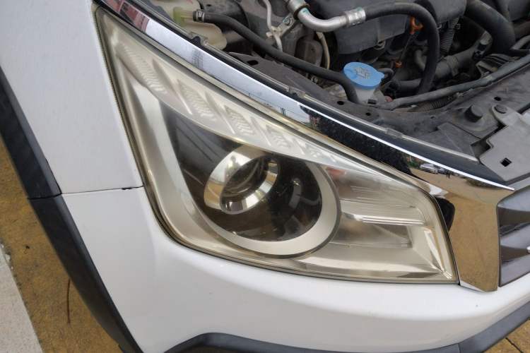 Used Venucia T70X 2015 2.0L CVT SmartFun Sport Edition Right Front Headlight