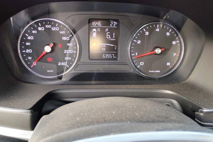 Used Roewe RX5 2016 20T Two-Wheel Drive Manual Transmission Internet Smart Edition Odometer Close Up