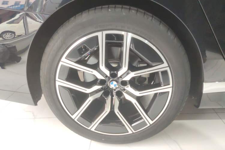 Used BMW 7 Series 2023 735Li M Sport Package Right Rear Wheel Hub