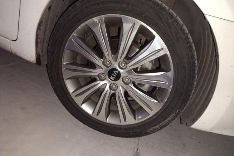 Used Kia K4 2015 1.8L Automatic GLS Special Right Front Wheel Hub