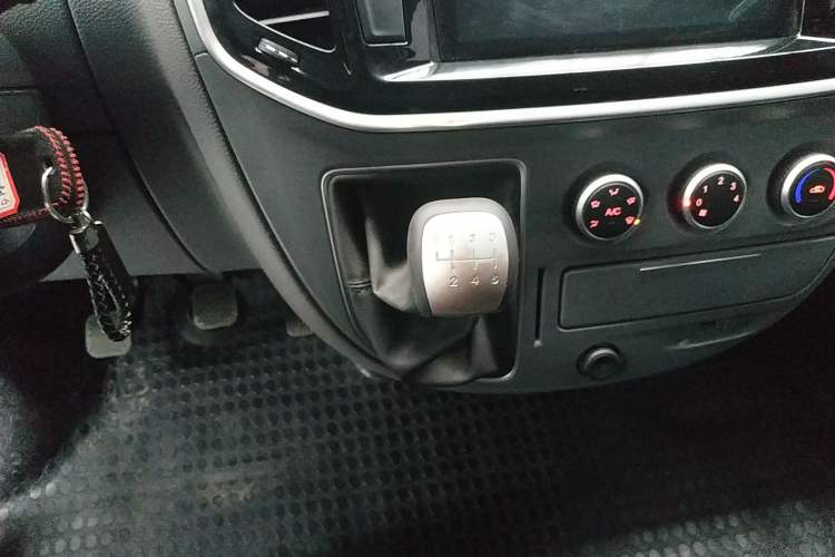 Used SAIC MAXUS Xintu V80 2021 2.0T Manual Classic Aoyuntong Long Wheelbase Mid-Roof 6/7/8/9-Seater