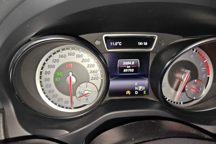 Used Mercedes-Benz GLA 2015 GLA 200 Fashion Model Odometer Close Up